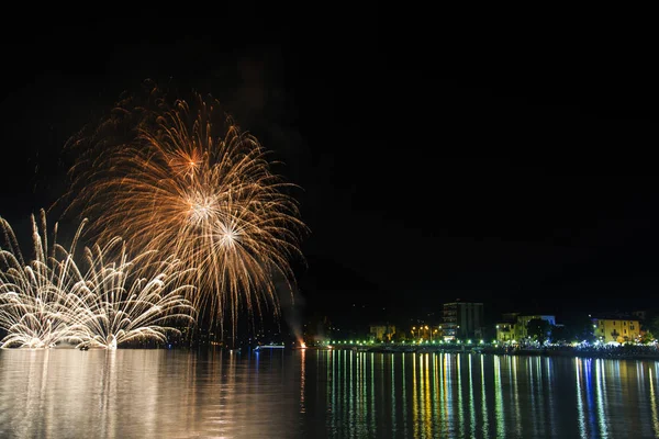 Fireworks Ceresio Gölü üzerinde