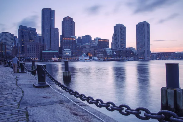 Boston, Boston manzarası finans bölgesi gün batımında — Stok fotoğraf