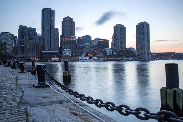 Boston, Skyline des Finanzviertels von Boston bei Sonnenuntergang — Stockfoto