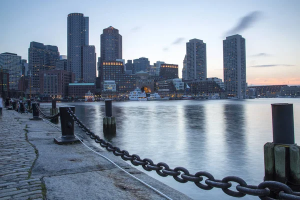 Boston, Boston manzarası finans bölgesi gün batımında — Stok fotoğraf