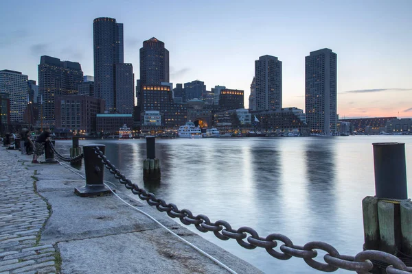 Boston, Skyline des Finanzviertels von Boston bei Sonnenuntergang — Stockfoto