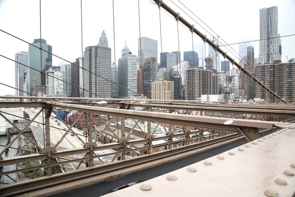 New York, Lower Manhattan skyline gezien vanaf de Brooklyn Bridge — Stockfoto