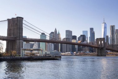 New York, aşağı Manhattan skyline ile Brooklyn Köprüsü