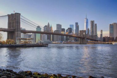 New York, aşağı Manhattan skyline ile Brooklyn Köprüsü