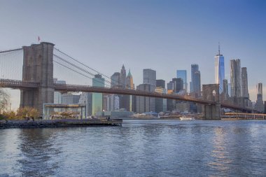 New York, aşağı Manhattan skyline ile Brooklyn Köprüsü