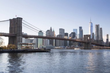 New York, aşağı Manhattan skyline ile Brooklyn Köprüsü