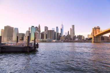 New York, aşağı Manhattan skyline ile Brooklyn Köprüsü