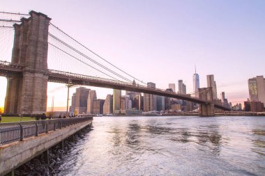 New York, aşağı Manhattan skyline ile Brooklyn Köprüsü