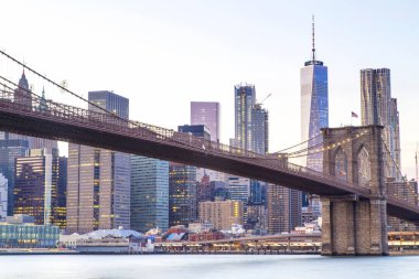 New York, aşağı Manhattan skyline ile Brooklyn Köprüsü