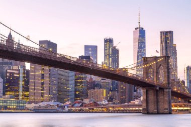 New York, aşağı Manhattan skyline ile Brooklyn Köprüsü