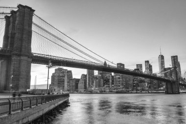 New York, aşağı Manhattan skyline ile Brooklyn Köprüsü