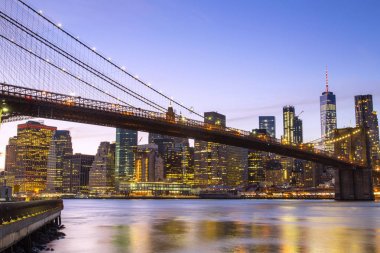 New York, aşağı Manhattan skyline ile Brooklyn Köprüsü