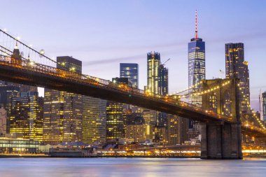 New York, aşağı Manhattan skyline ile Brooklyn Köprüsü