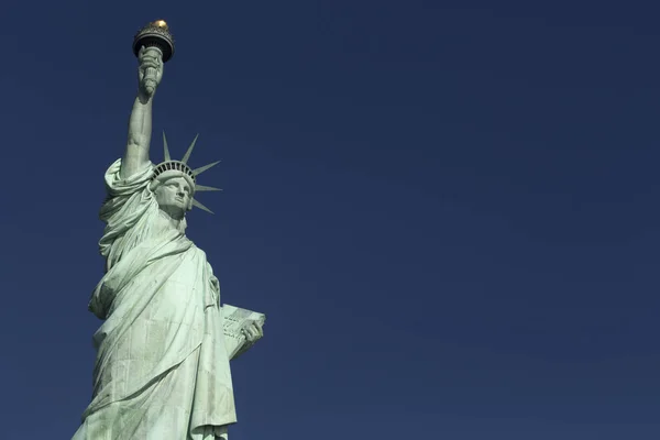 Нью-Йорк, статуя свободи — стокове фото