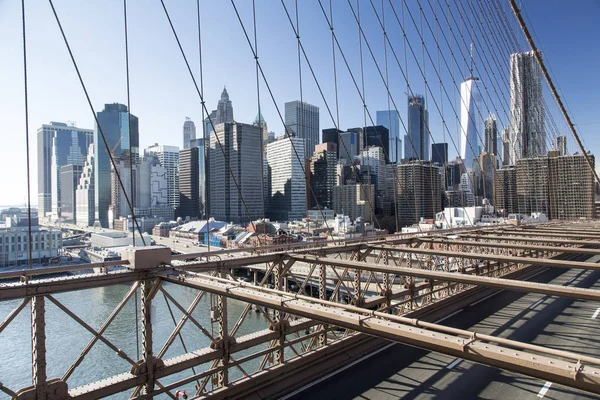 Nueva York, bajo Manhattan skyline desde el puente de Brooklyn — Foto de Stock