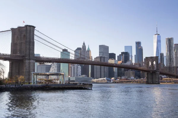 Nueva York, horizonte del Bajo Manhattan con Brooklyn Bridge — Foto de Stock