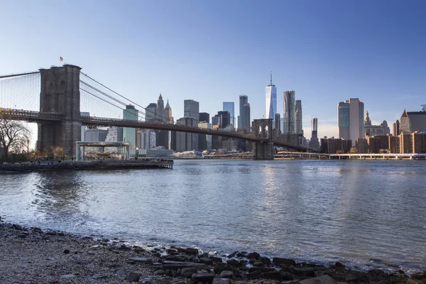 New York, Lower Manhattan skyline avec Brooklyn Bridge — Photo