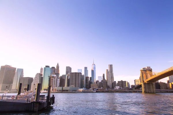 New York, de skyline van de Lower Manhattan met Brooklyn Bridge — Stockfoto