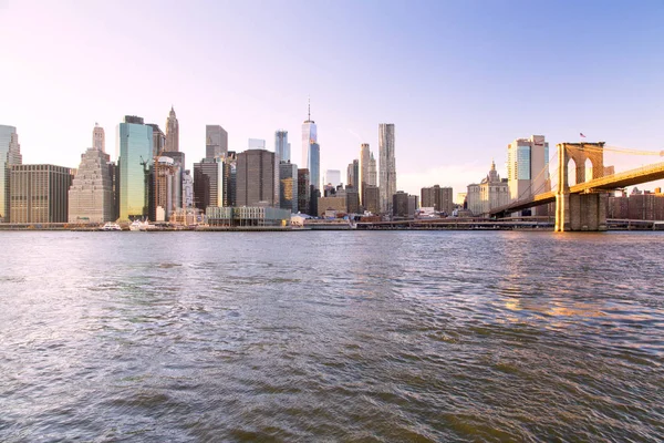 New York, Lower Manhattan skyline avec Brooklyn Bridge — Photo