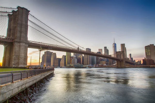 New York, Lower Manhattan skyline with Brooklyn Bridge — Stock Photo, Image