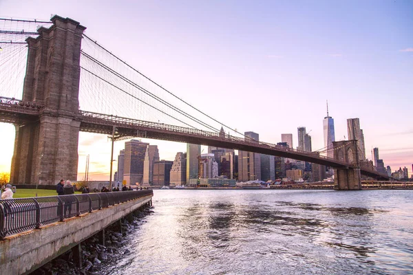 New York, Lower Manhattan skyline avec Brooklyn Bridge — Photo