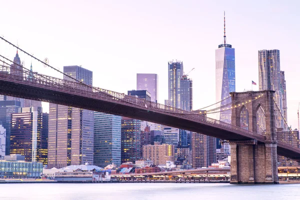New York, aşağı Manhattan skyline ile Brooklyn Köprüsü