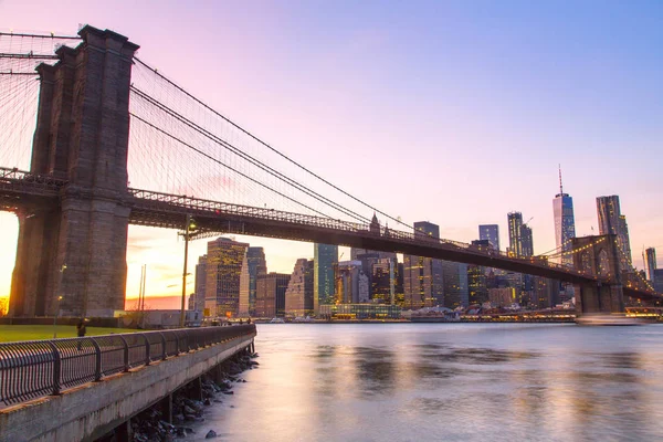 New York, aşağı Manhattan skyline ile Brooklyn Köprüsü