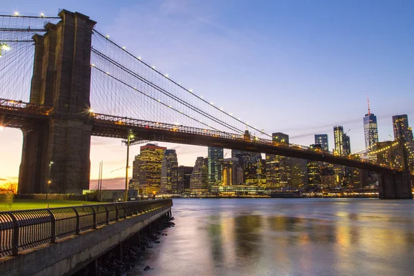 New York, Lower Manhattan skyline avec Brooklyn Bridge — Photo