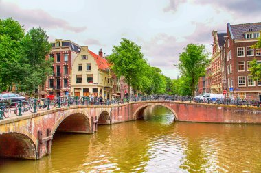 Kanallar boyunca yürüyün - Amsterdam - Hollanda