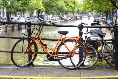 Kanallar boyunca yürüyün - Amsterdam - Hollanda