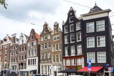 Kanallar boyunca yürüyün - Amsterdam - Hollanda