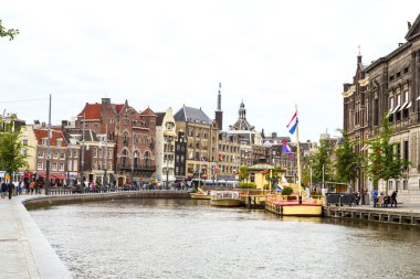 Kanallar boyunca yürüyün - Amsterdam - Hollanda