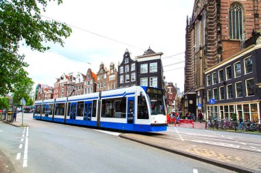 Kanallar boyunca yürüyün - Amsterdam - Hollanda