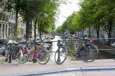 Kanallar boyunca yürüyün - Amsterdam - Hollanda