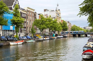 Kanallar boyunca yürüyün - Amsterdam - Hollanda