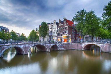 Kanallar boyunca yürüyün - Amsterdam - Hollanda