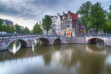 Kanallar boyunca yürüyün - Amsterdam - Hollanda