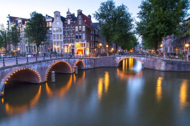 Kanallar boyunca yürüyün - Amsterdam - Hollanda