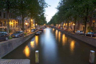 Kanallar boyunca yürüyün - Amsterdam - Hollanda