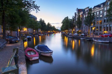 Kanallar boyunca yürüyün - Amsterdam - Hollanda