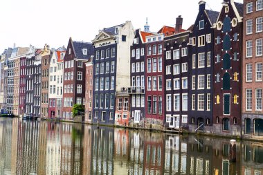 Kanallar boyunca yürüyün - Amsterdam - Hollanda