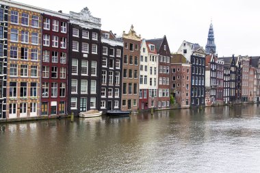 Kanallar boyunca yürüyün - Amsterdam - Hollanda