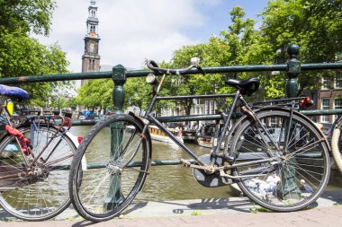 Kanallar boyunca yürüyün - Amsterdam - Hollanda