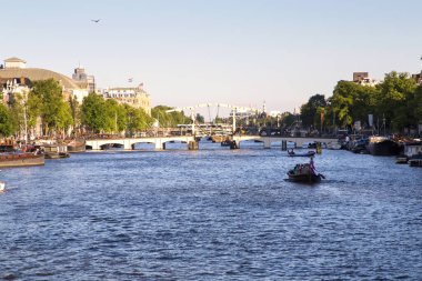 Kanallar boyunca yürüyün - Amsterdam - Hollanda