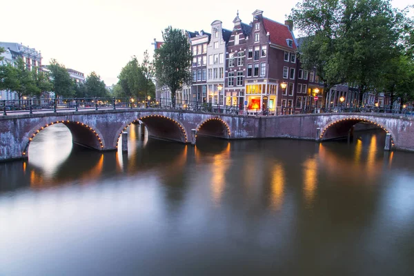 沿着运河走 阿姆斯特丹 — 图库照片