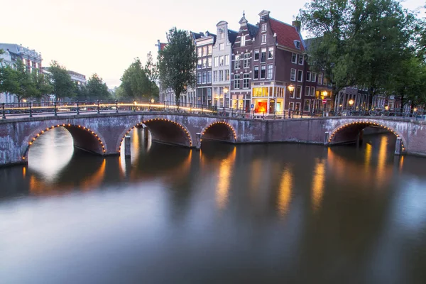 沿着运河走 阿姆斯特丹 — 图库照片