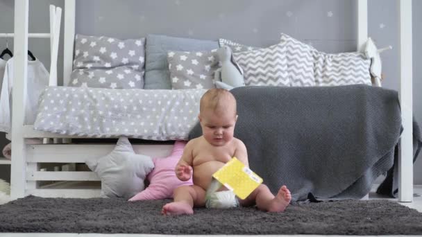 Barnet sitter i barnrummet. Läs bok — Stockvideo