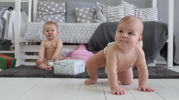 Kriecht Junge. Drei Babys. Lächelnde Kinder. Kind erreicht — Stockvideo