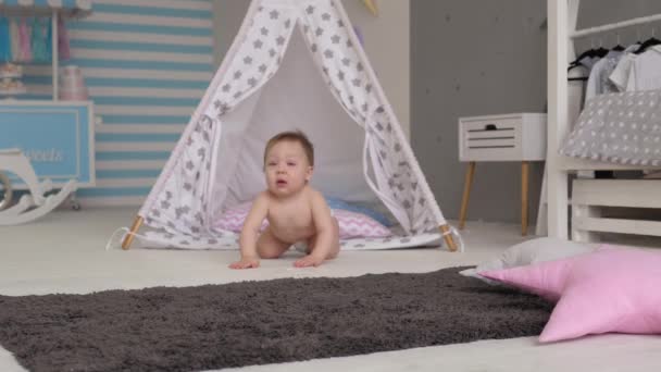 The child is sitting in the childrens room. Front focus — Stock Video