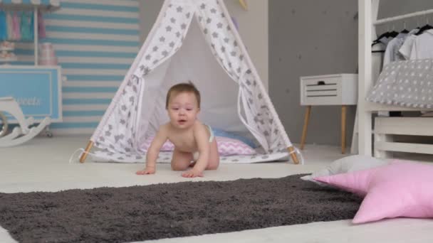 Das Kind sitzt im Kinderzimmer. Kriechtiere — Stockvideo